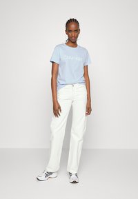 Calvin Klein CORE LOGO - T-shirt estampada - sweet blue
