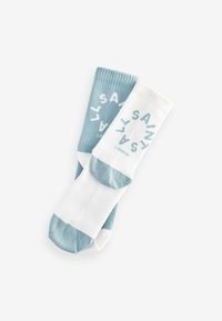 Medias de rayas en azul claro y blanco con un diseño de texto circular que dice "SAINT" y "LONDON" a los lados; con talones y puntas de color sólido.