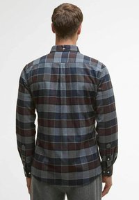 Geruit overhemd met donkerblauwe, grijze en bordeauxrode patronen. Gemaakt van stof met een gladde textuur. Knopsluiting met kraag en verstelbare manchetten.