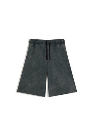 Schwarze Shorts mit weitem Bein, elastischem Bund und schwarzem Kordelzug, flach auf einem weißen Hintergrund liegend.