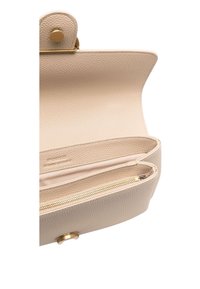 Clutch in pelle beige con una finitura texturizzata, dotata di una chiusura a scatto dorata e di una tasca con zip interna per un deposito sicuro.