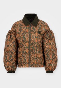 Casaco puffer com uma base verde e um intrincado padrão floral em laranja. Apresenta um colarinho de veludo cotelê, fecho à zipper na frente e mangas ajustadas.