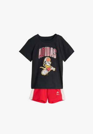 Schwarzes Baumwoll-T-Shirt mit einer Grafik eines Charakters, der Basketball spielt, kombiniert mit roten und weißen Mesh-Shorts mit dem Adidas-Logo.
