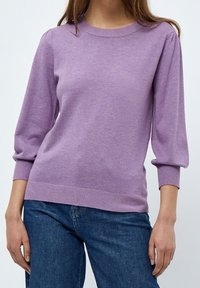 Ljuslila tröja i mjukt tyg, med rund halsringning och trekvartsärmar med ribbade mudd och fåll.