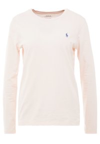 Långärmad, ljusrosa bomullströja med ribbad rundad hals och liten blå logotyp på vänster bröst. Slät textur, avslappnad design.