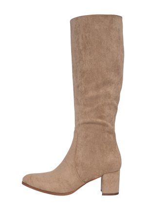Kniehoge beige suède laarzen met een blokhak, spitse neus en een soepele textuur, voorzien van gestikte naden en een minimalistisch ontwerp.