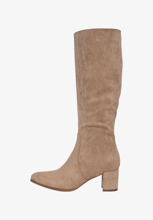 Stivali in suede beige al ginocchio con tacco a blocco, punta appuntita e texture liscia, caratterizzati da cuciture a vista e un design minimalista.