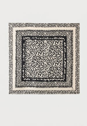 Eșarfă pătrată în alb și negru cu model floral, având mai multe straturi cu margini și grupuri mici și dense de flori pe toată suprafața.