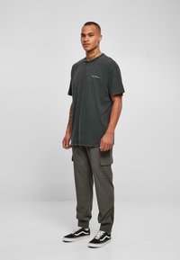 Urban Classics SMALL EMBROIDERY  - Základné tričko - black