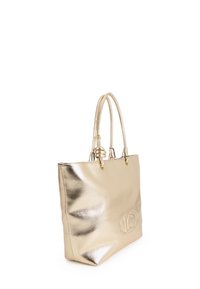 Bolso tote metálico dorado con textura suave, asas dobles y detalle de logo en la parte delantera. Presenta una forma estructurada apta para el uso diario.