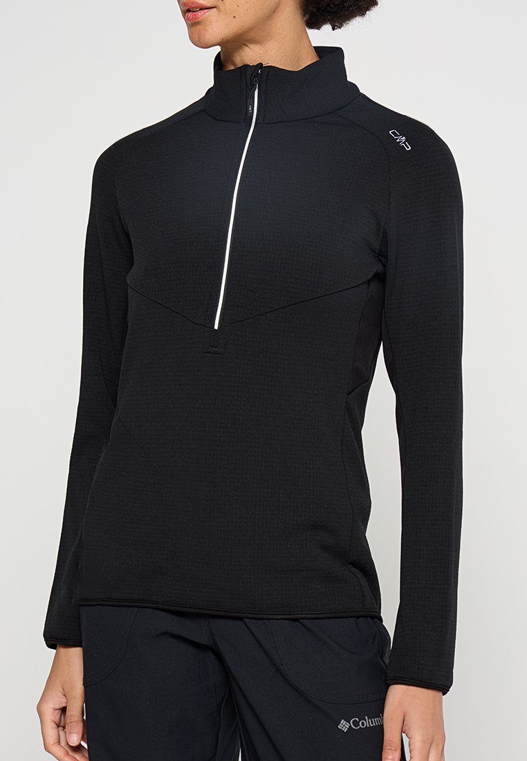 Schwarzer Pullover mit hohem Kragen und halbem Reißverschluss. Aus strukturiertem Stoff, mit langen Ärmeln und kontrastierendem weißen Reißverschluss. Dezente Markierung auf der Schulter.