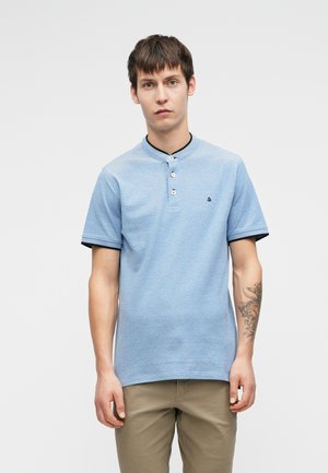 Svetlo modré polo tričko s krátkym rukávom a gombíkovým golierom, čierne lemovanie na rukávoch a malé logo na hrudi. Hladká textúra, klasický strih.