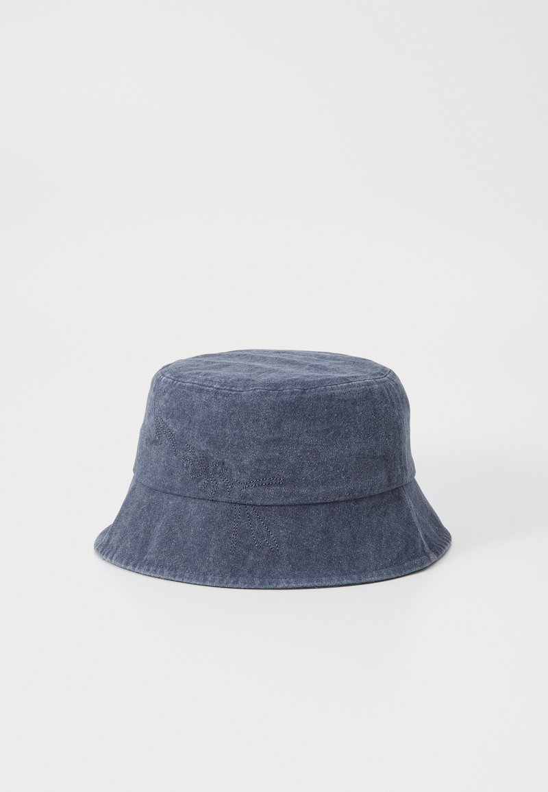 Denim bøttehatt i mørk blå, med en rund krone og bred, nedover-helende brem. Subtil broderidetalj på siden.
