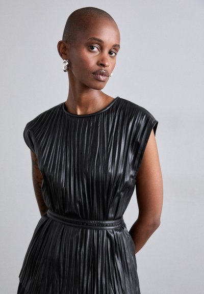 Schwarzes plissiertes Kleid mit kurzen Ärmeln, einem taillierten Bund und einer glatten Textur. Bemerkenswert durch seine vertikalen Streifen und modernes Design.