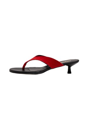Sandalia negra con tira cruzada roja y tacón bajo tipo kitten, diseño de puntera abierta y suela plana.