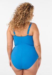 Blauer Einteiler-Badeanzug mit verstellbaren Trägern, glatter Textur und figurbetontem Design. Ohne Muster oder Verzierungen.