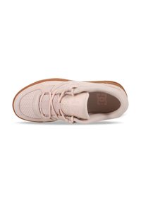 Lichtroze sneaker met mesh bovenkant, gevoerde kraag, veter-sluiting en bruine rubberen zool, gezien van bovenaf.