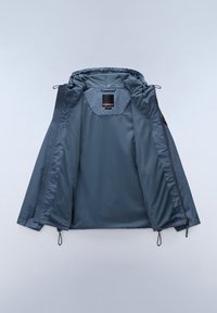 Chaqueta exterior azul, material ligero, cierre de cremallera, forro interior de malla, cordones ajustables en el dobladillo y la capucha, etiqueta de logo en el interior.