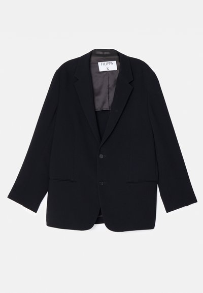 Schwarzer Blazer mit einreihigem Design, zwei vorderen Taschen und einem weichen Innenfutter. Verfügt über einen Reverskragen und einen Knopfverschluss.