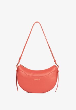 Sac d'épaule en cuir corail en forme de croissant avec bandoulière réglable et fermeture éclair dorée, avec petit logo doré "Lancaster Paris" sur le devant.