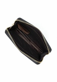 Portefeuille noir zippé fabriqué en cuir texturé, avec une fermeture éclair dorée, une doublure intérieure lisse et plusieurs emplacements pour cartes et compartiments.