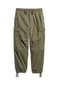 Pantalons cargo vert olive avec taille élastique, cordon de serrage et plusieurs grandes poches ; fabriqués en tissu léger avec une texture lisse.