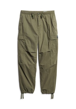 Oliwkowe spodnie cargo z elastyczną talią, sznurkiem i wieloma dużymi kieszeniami; wykonane z lekkiego materiału o gładkiej fakturze.