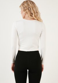 LELA Top dugih rukava - white