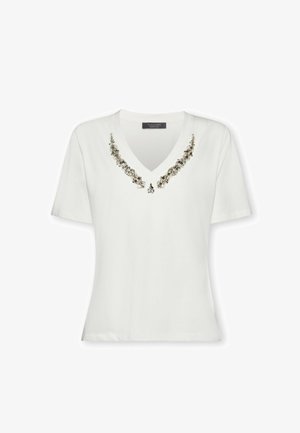 Weißes kurzärmliges V-Ausschnitt-Oberteil mit dekorativen Blumen- und Perlenverzierungen entlang des Halsausschnitts.