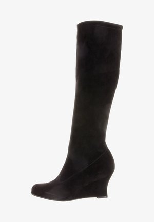 Bottes à talons hauts en suède noir, arrivant au genou, dotées d'un bout arrondi et d'une texture lisse, avec une silhouette ajustée et sans matériel visible.