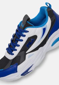 Chaussures de sport noires et bleues, avec un corps en maille, des accents synthétiques et une épaisse semelle blanche. Comprend des lacets bleus et un col rembourré.