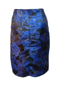Falda lápiz floral azul con fondo negro, que presenta una superficie texturizada y detalles dorados. Diseño ajustado con una abertura trasera.