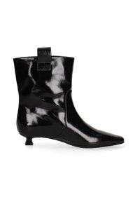 Bottine en cuir verni noir avec un talon bloc petit, un bout pointu et une silhouette épurée. Comprend une boucle à l'arrière pour un enfilage facile.