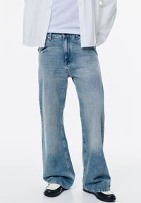 Jeans din denim albastru deschis, cu o croială relaxat�ă, având o textură decolorată, design cu cinci buzunare și cusături contrastante. Asortați cu încălțăminte neagră.