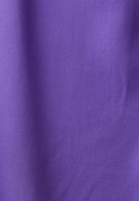 Tissu violet à la texture lisse, présentant une couleur riche et unie avec un léger éclat, adapté à diverses applications en habillement ou textile.