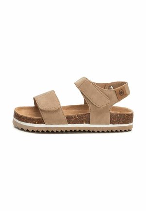 Sandalias beige con dos correas ajustables, una entresuela de aspecto corcho, suela texturada en blanco y marrón, y un acento de logotipo redondo cerca del talón.