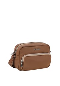 Bolso cruzado de nailon marrón con herrajes plateados, doble cremallera y un bolsillo frontal. Incluye una correa desmontable para un uso versátil.