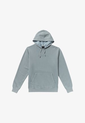 Jasnoniebieska bluza z kapturem wykonana z miękkiej tkaniny. Posiada kieszeń z przodu, sznurek do regulacji kaptura oraz ściągacze przy mankietach. Na przodzie haftowane logo.