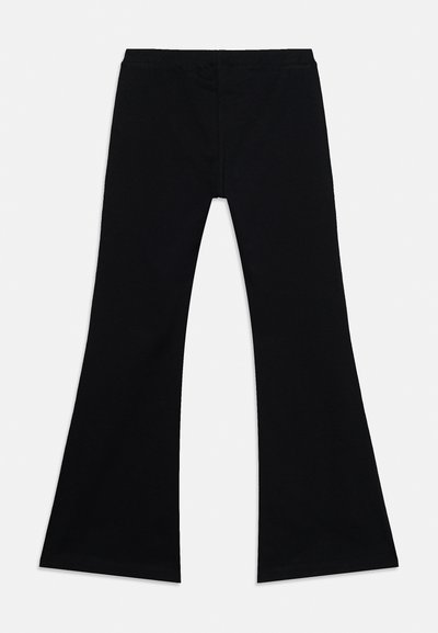 Pantalon noir taille haute avec une coupe évasée, doté d'une fermeture à bouton et fermeture éclair sur la ceinture avant.