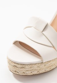 Steve Madden SIVIAN - Sandálias de salto alto - white