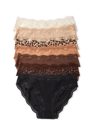Siete prendas de ropa interior femenina con encaje en varios colores y estampados de leopardo apiladas sobre un fondo blanco.