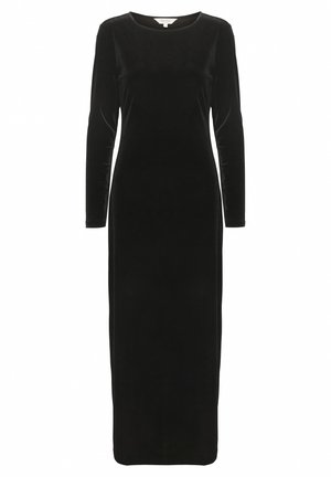 Fekete bársony hosszúujjú ruha kerek nyakkivágással, testhezálló fazonnal és földig érő kialakítással, sima textúrával és minimális díszítéssel.
