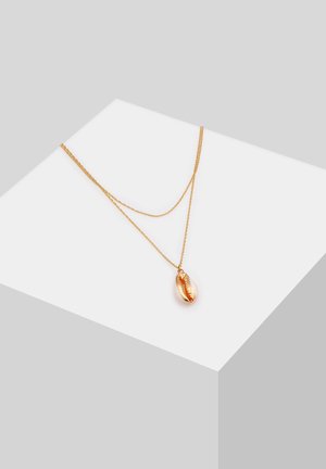 Doppelte Kettenhalskette in Goldfarbe mit einem polierten, muschelförmigen Anhänger, der eine glatte Textur und ein glänzendes Finish aufweist.