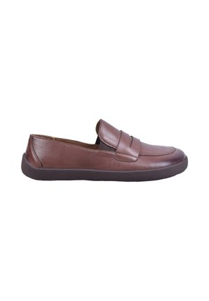 Mocassin en cuir marron à enfiler avec une semelle en caoutchouc noire et un détail de sangle sur le dessus, vu de côté.
