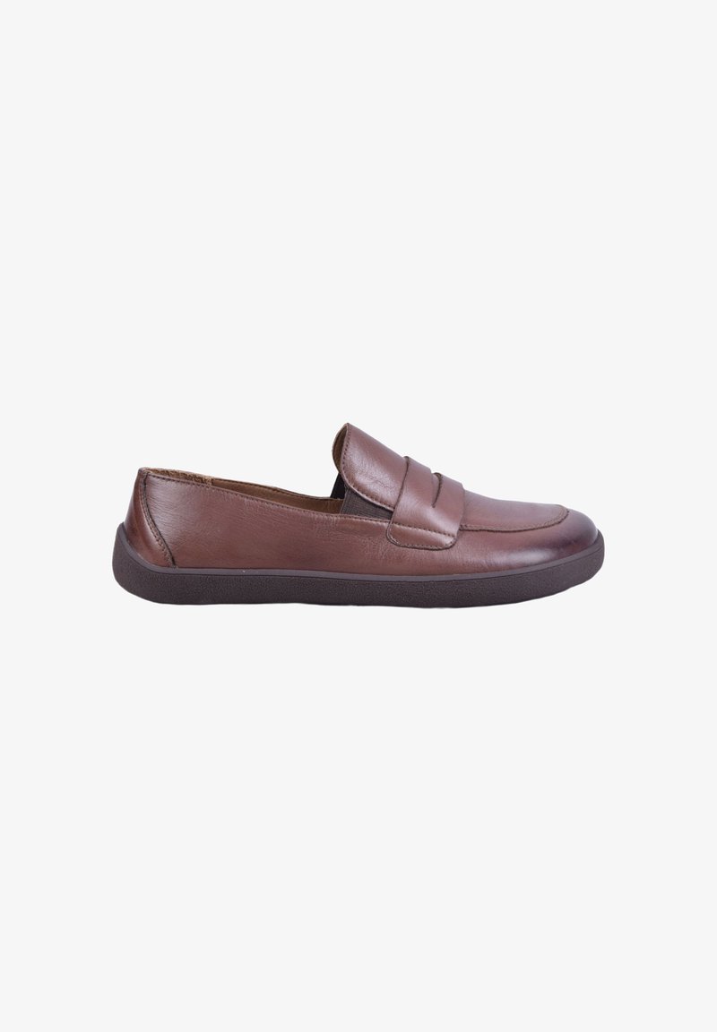 Mocassin en cuir marron à enfiler avec une semelle en caoutchouc noire et un détail de sangle sur le dessus, vu de côté.
