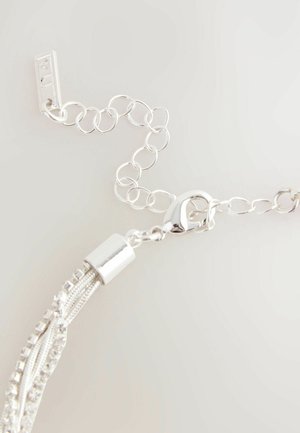 Strieborný retiazkový náhrdelník s karabínou, prepojenými článkami a textúrovanými akcentmi. Obsahuje hladké kovové uzávery a visiace prúžky.