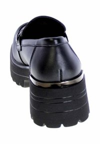 Scarpe con piattaforma nere con tomaia in pelle liscia, punta arrotondata e suola in gomma spessa e a più strati. Include un accento metallico lucido.