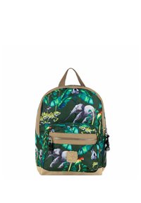 Groene stoffen rugzak met levendige prints van dieren en bladeren, met een beige onderkant en ritszak, en een handvat aan de bovenkant voor gemakkelijk dragen.