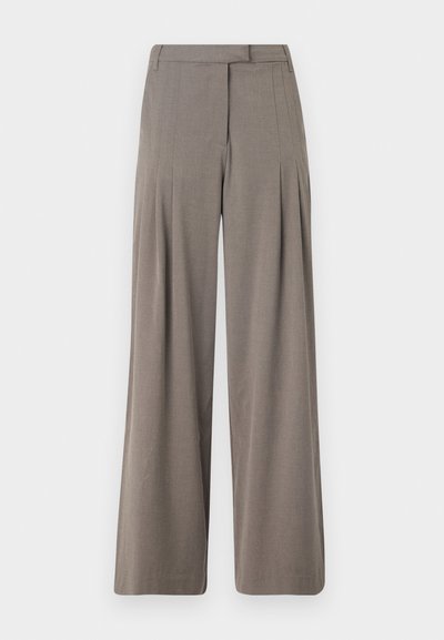 Weite Hosen in hellbraunem Stoff, mit Falten, flachem Bund und sauberem Saum. Glatte Textur mit dezentem Glanz.