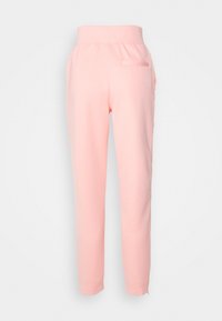 Ljusrosa sweatpants med en bekväm elastisk midja, smalnande ben och en enda bakficka. Slät tyg med en enhetlig färg.